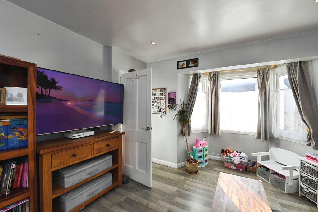 Property photo 3 of 13 Lounge