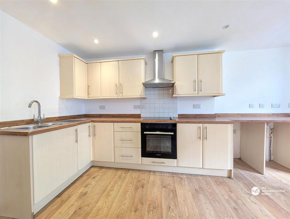 Property photo 3 of 10 Kitchen