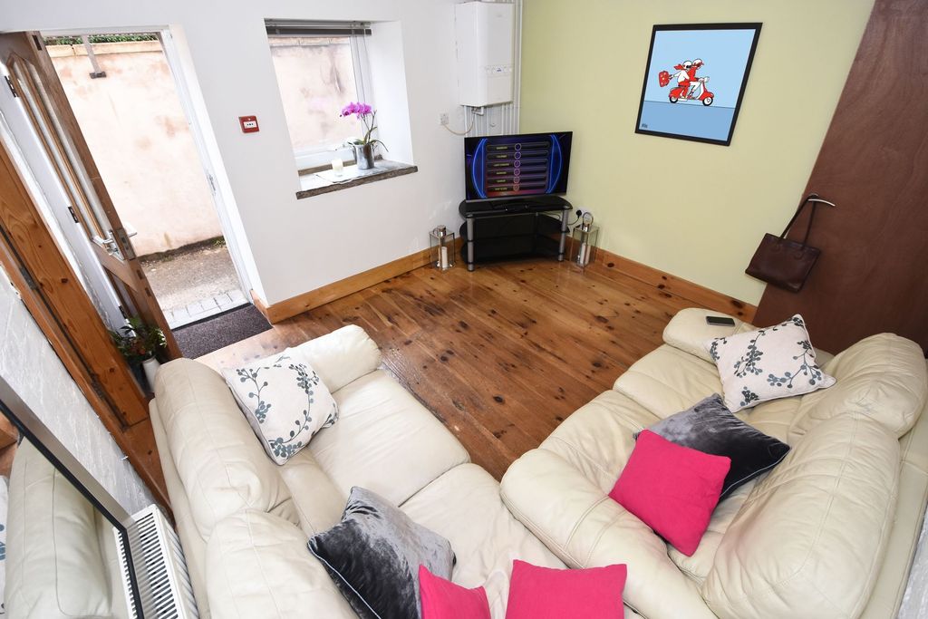 Property photo 1 of 39 Bright, Neatly Presented Living Room With Warm Woo...