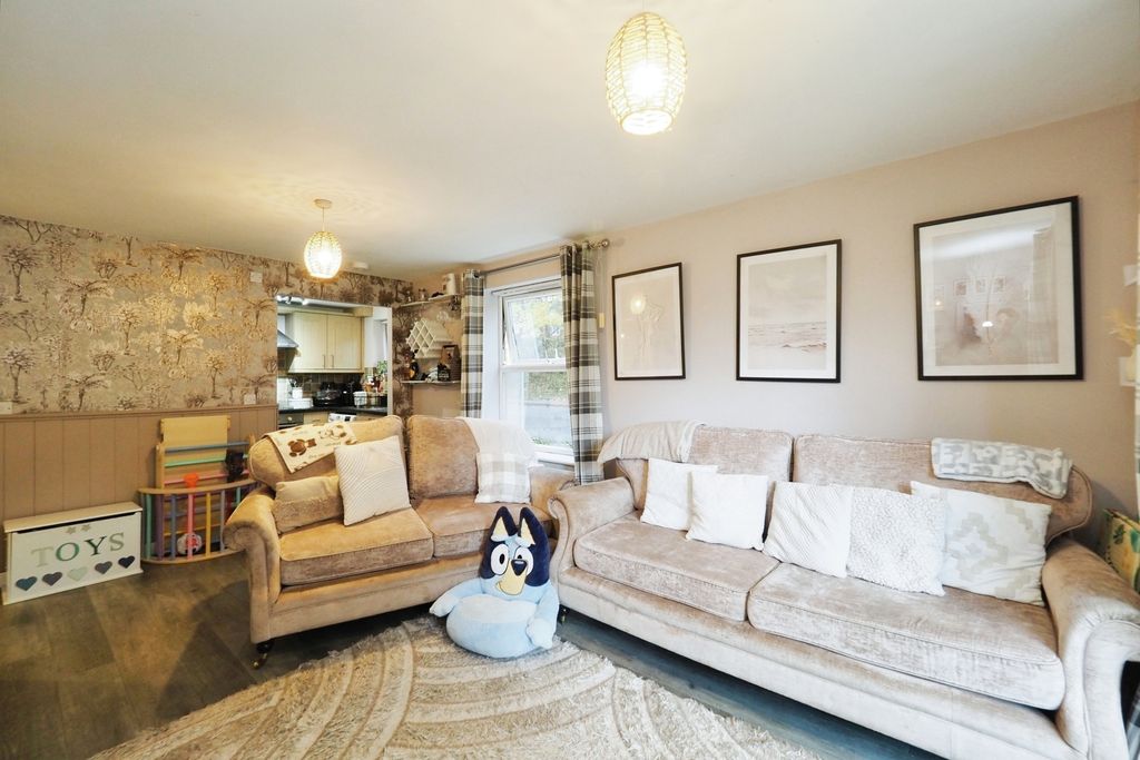 Property photo 2 of 17 Lounge