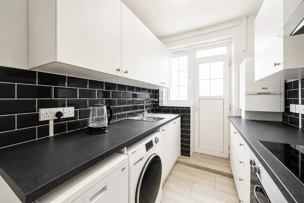 Property photo 1 of 5 2 Bed Flat To Rent Gilton Road, London Se6