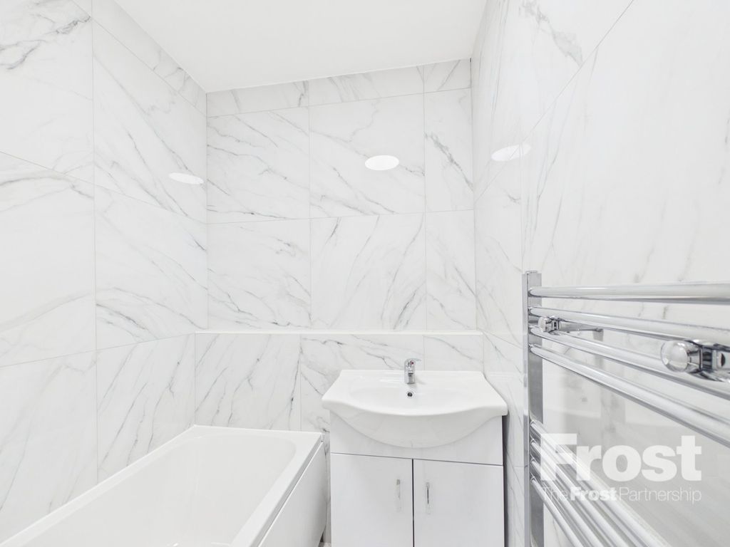 Property photo 3 of 7 Bathroom