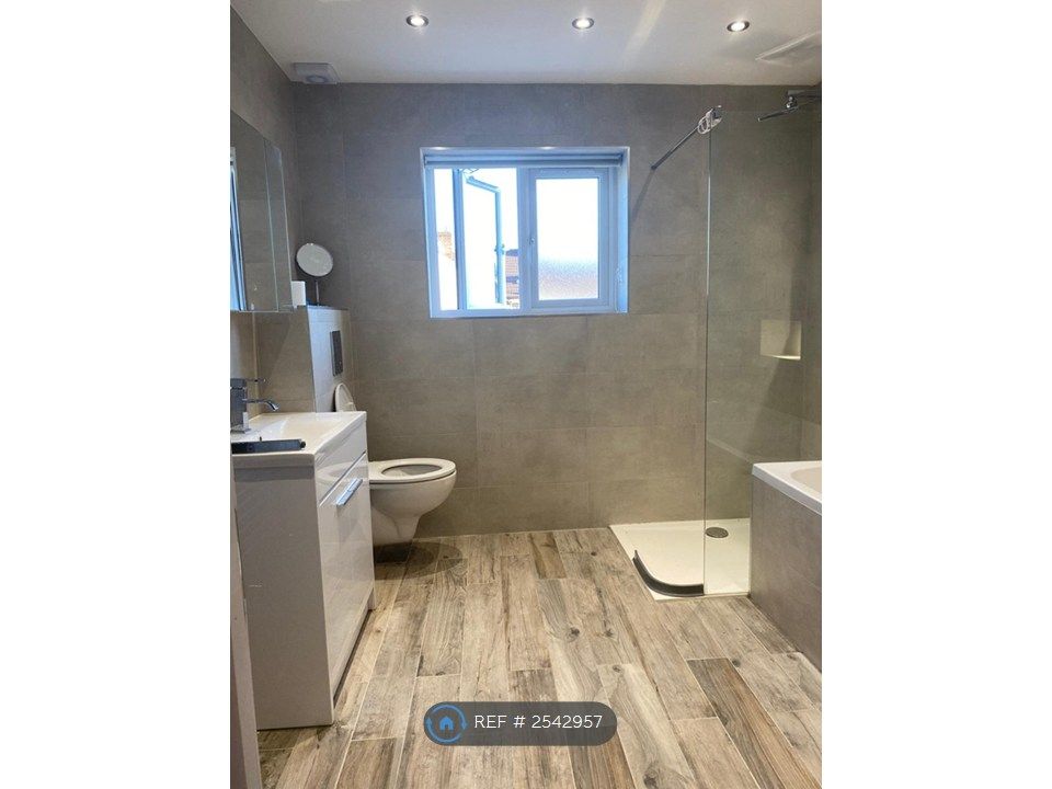 Property photo 1 of 20 Bathroom