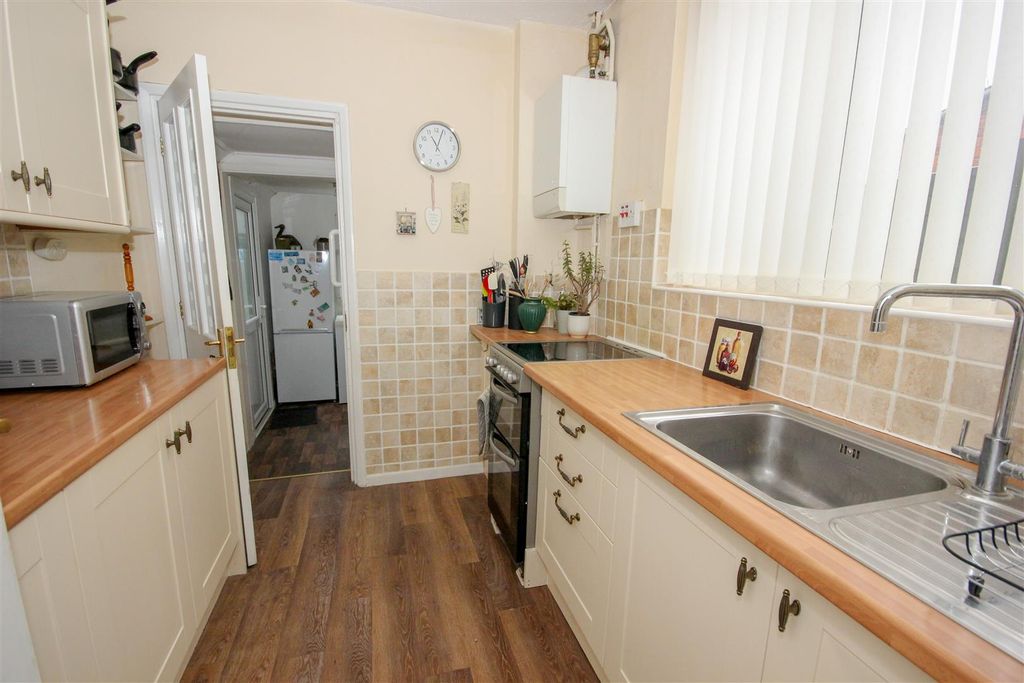 Property photo 2 of 10 Kitchen.Jpg