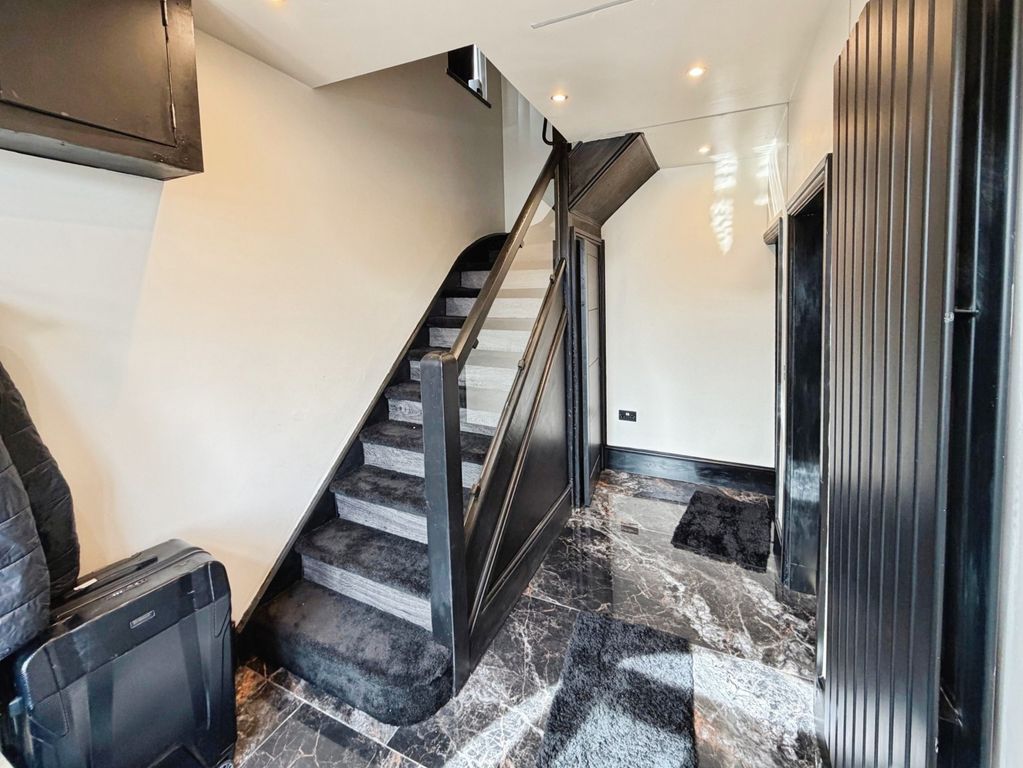 Property photo 2 of 16 Hallway