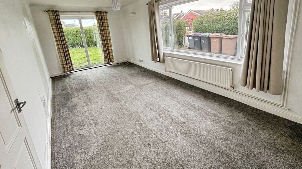 Property photo 3 of 13 Lounge