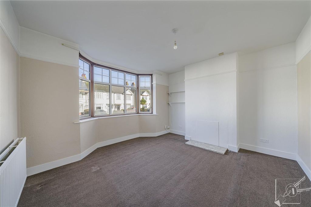 Property photo 2 of 21 Lounge