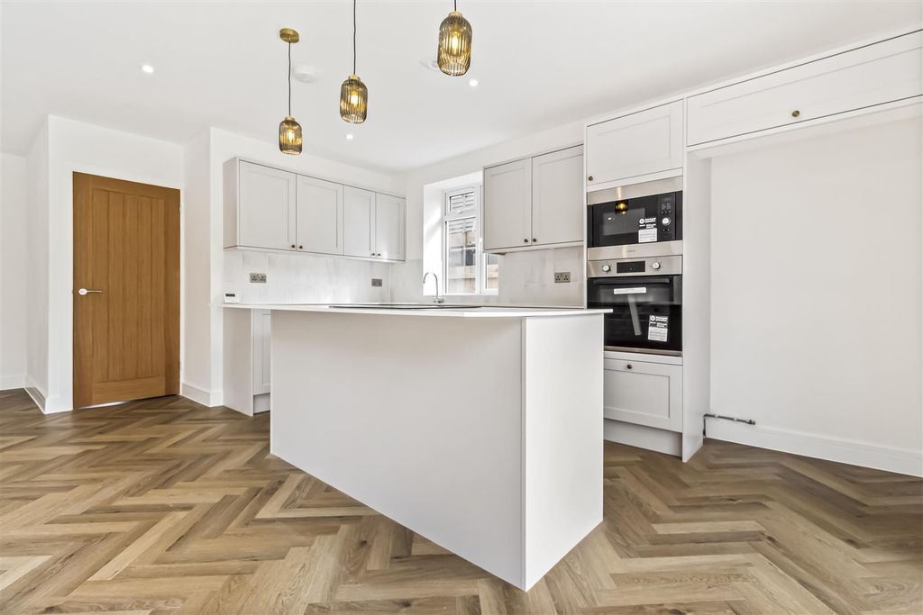 Property photo 3 of 24 32 Sunningdale Road-002.Jpg