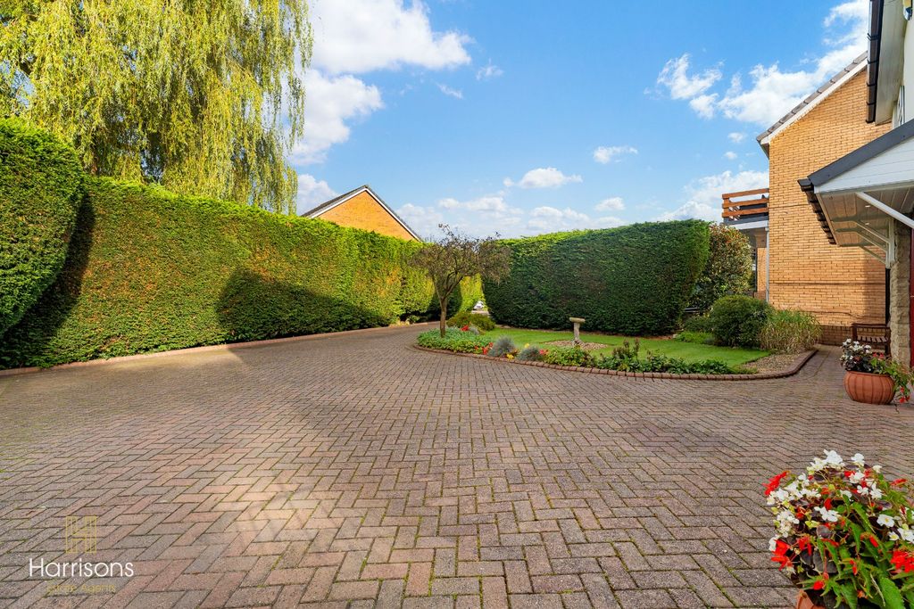 Property photo 2 of 49 5558922