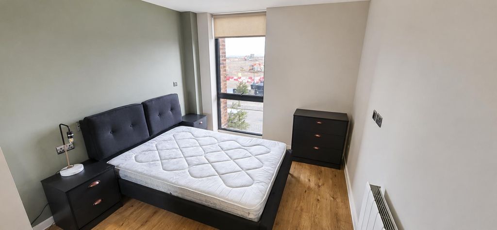Property photo 1 of 7 Bedroom Qc.Png