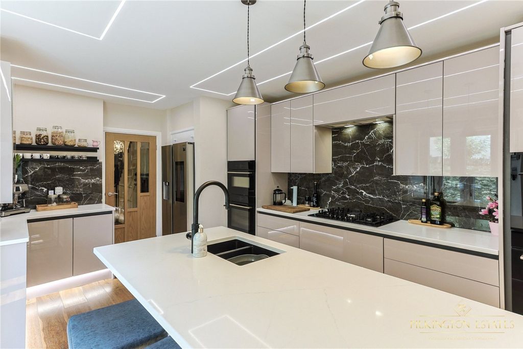 Property photo 3 of 14 4277582
