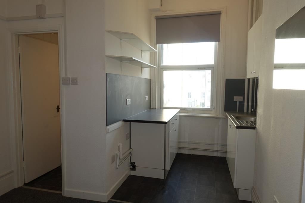 Property photo 3 of 6 Studio Apartment