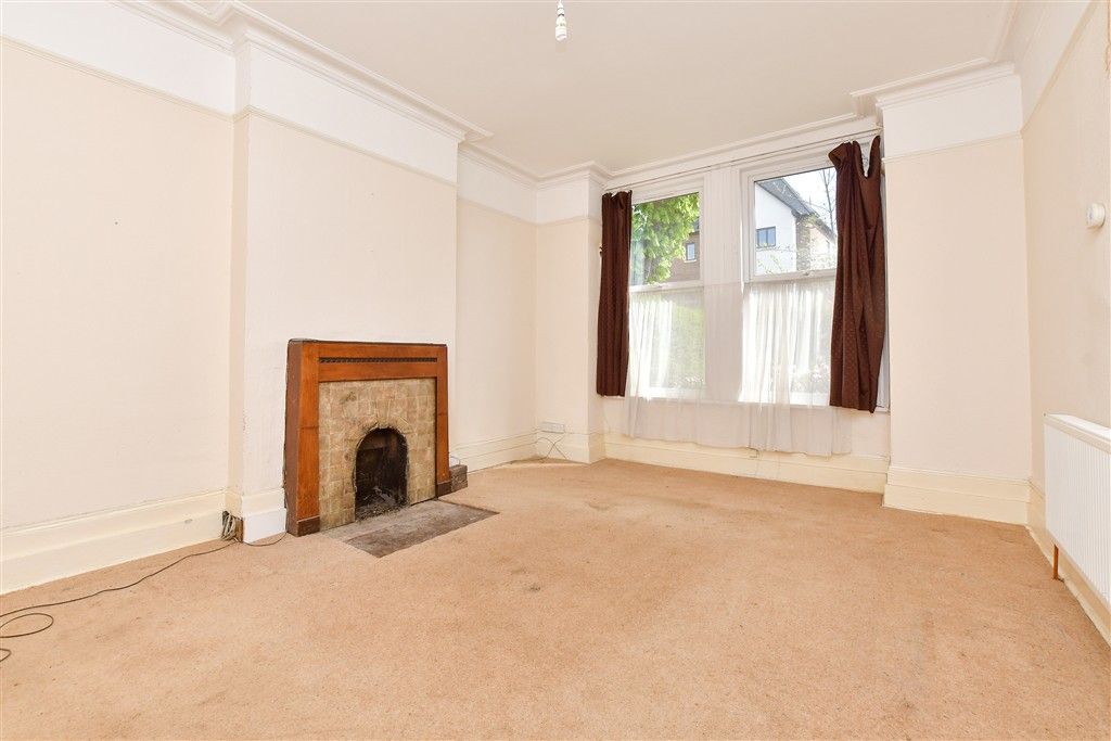 Property photo 3 of 12 Lounge