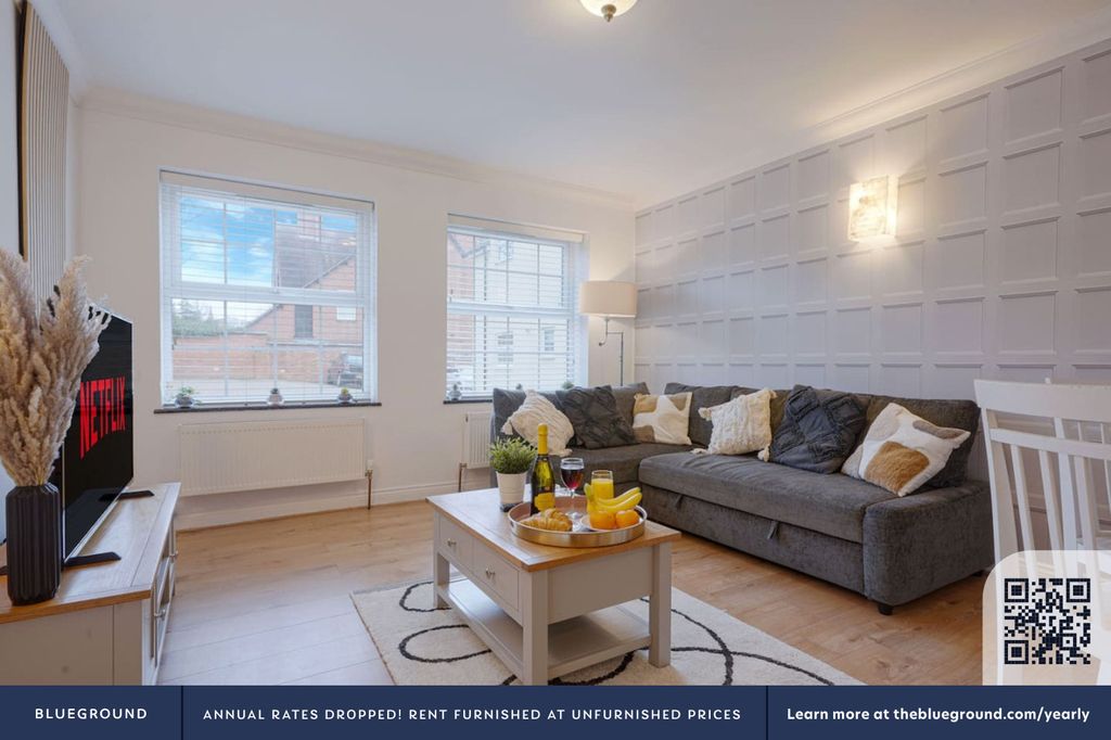 Property photo 3 of 21 Living Room