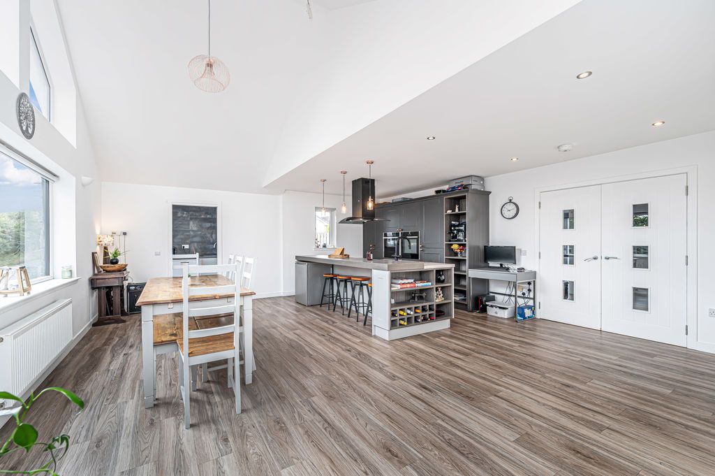 Property photo 3 of 34 Dining Kitchen