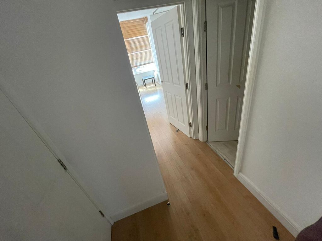 Property photo 2 of 6 Hallway
