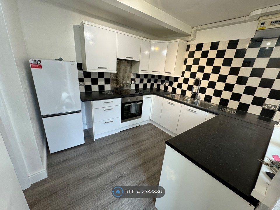 Property photo 3 of 12 Kitchen