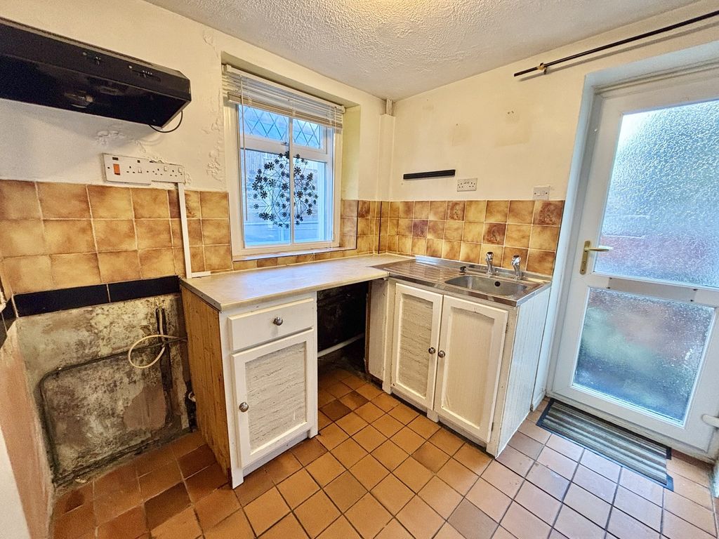 Property photo 3 of 26 Kitchen