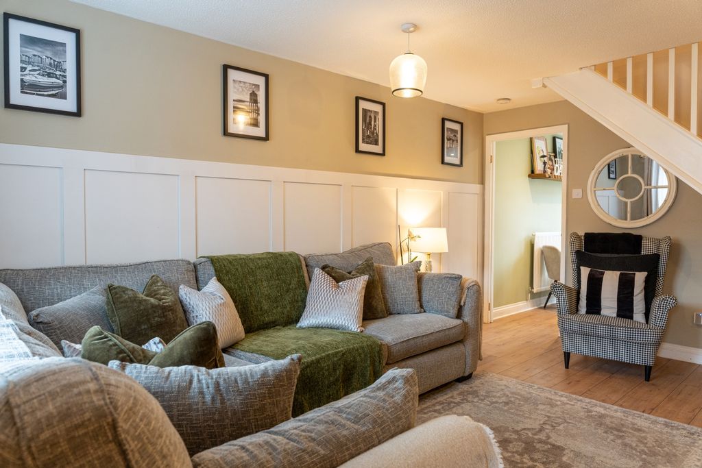 Property photo 2 of 21 Silver Fir Square-18