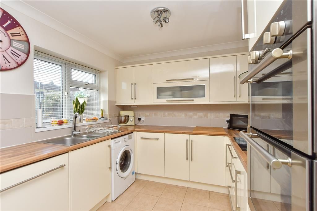 Property photo 3 of 10 Kitchen