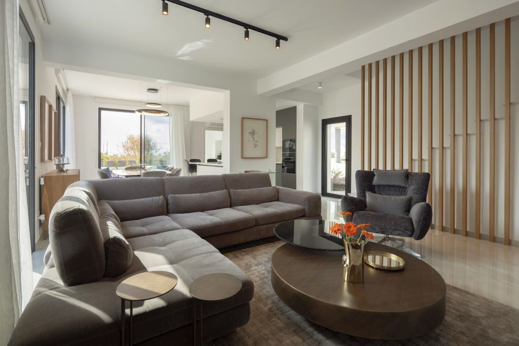 Property photo 2 of 26