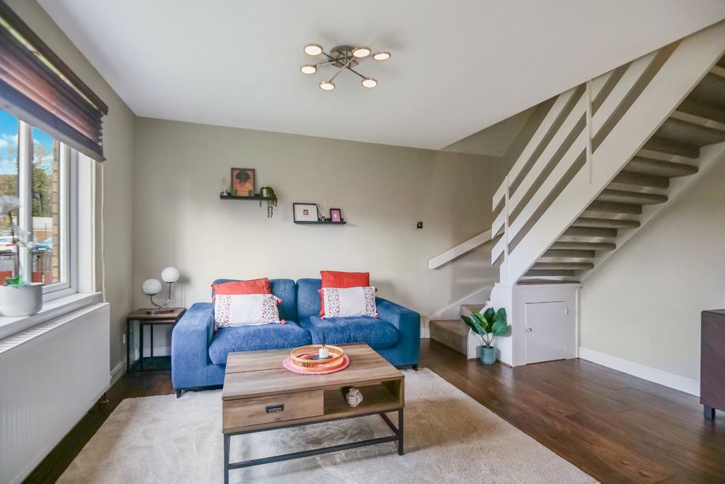 Property photo 2 of 11 Lounge