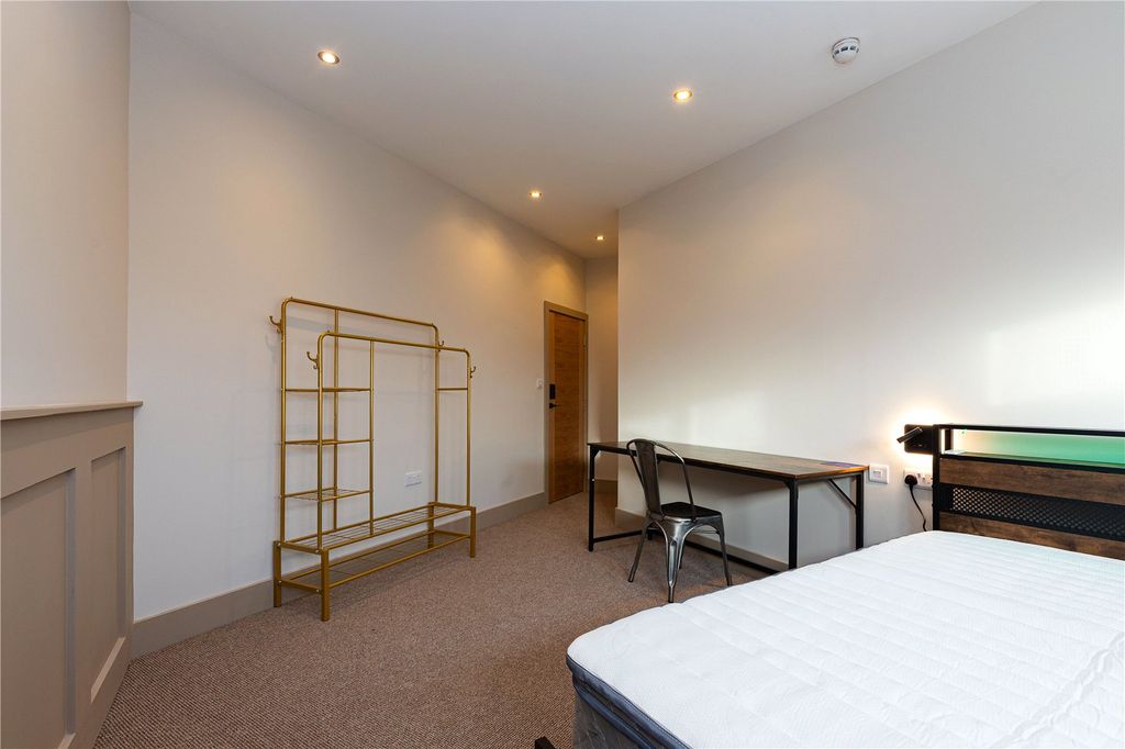 Property photo 2 of 14 Room 6