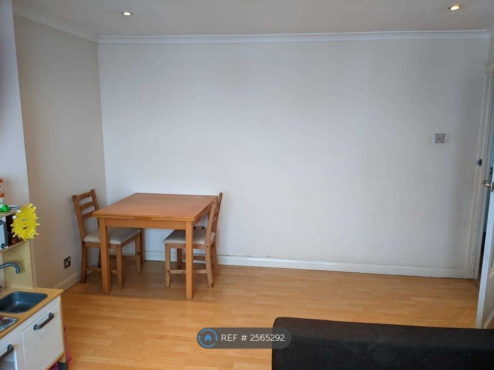 Property photo 3 of 32 Lounge 2