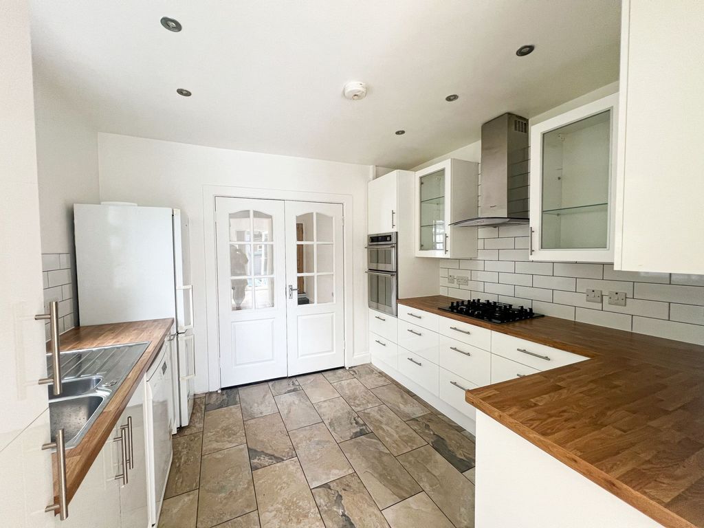 Property photo 3 of 22 Wallwood Rd E11