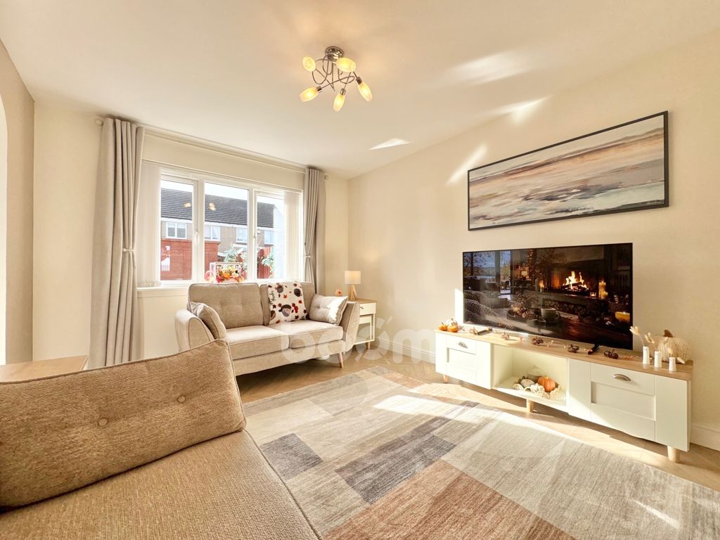 Property photo 2 of 24 Barmore Crescent, Bishopton Lounge Shot