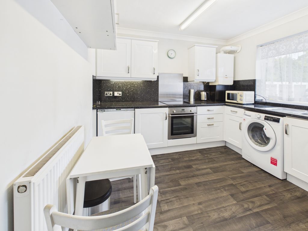 Property photo 2 of 8 Kitchen