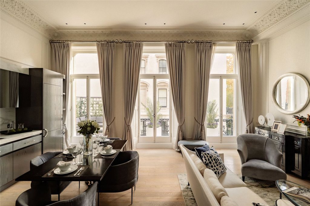 Property photo 2 of 18 Living Room