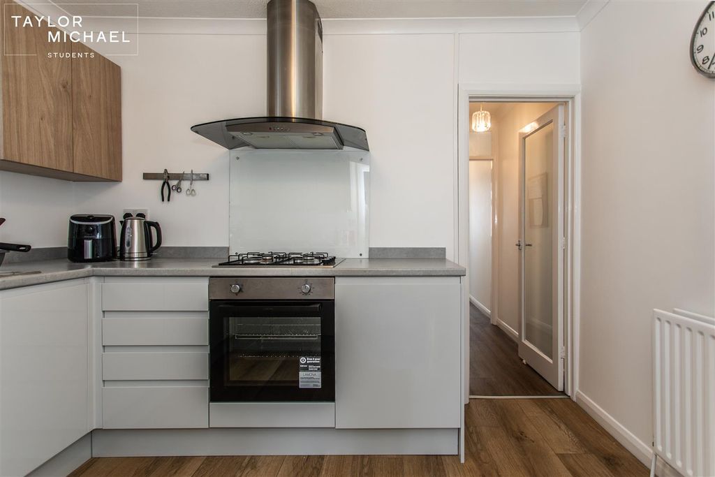 Property photo 3 of 19 Kitchen