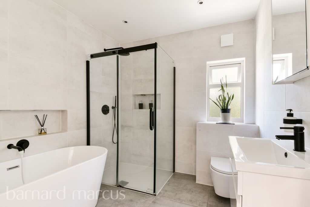 Property photo 2 of 9 Bathroom