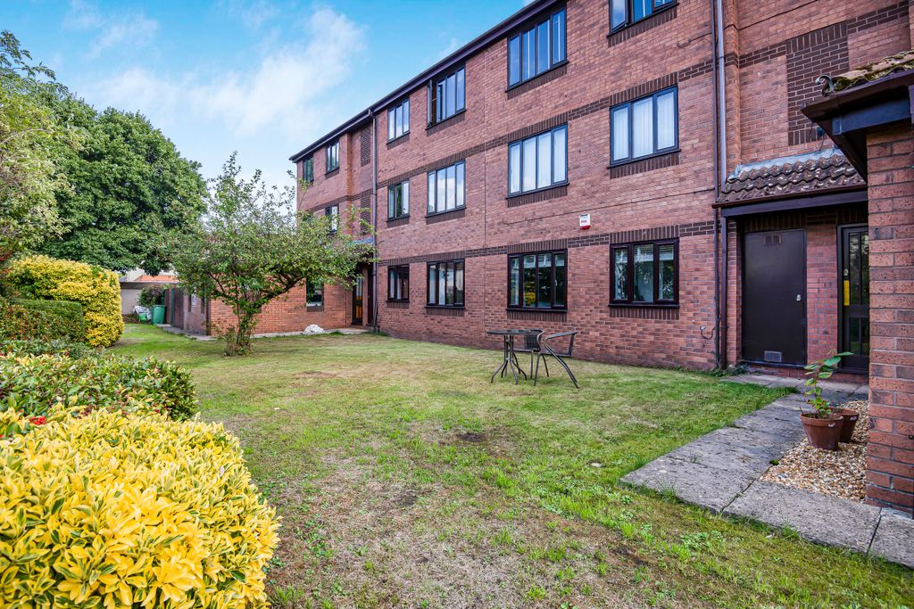 Property photo 2 of 22 Beechmount Court