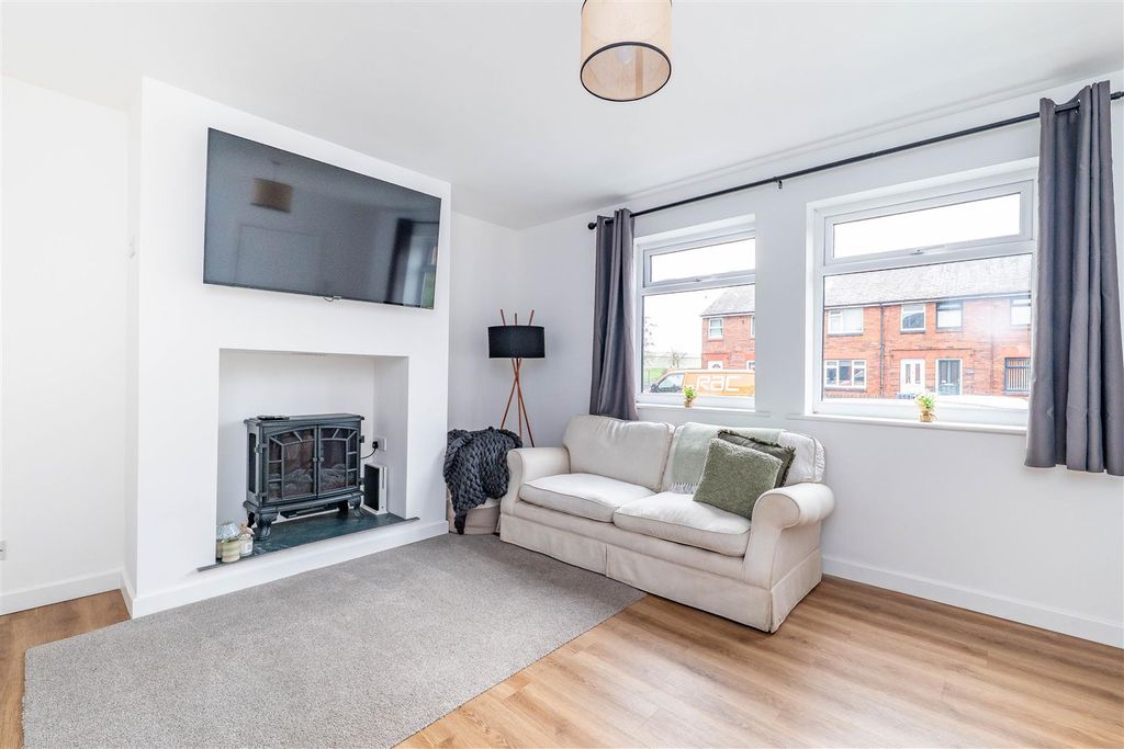 Property photo 2 of 24 Lounge