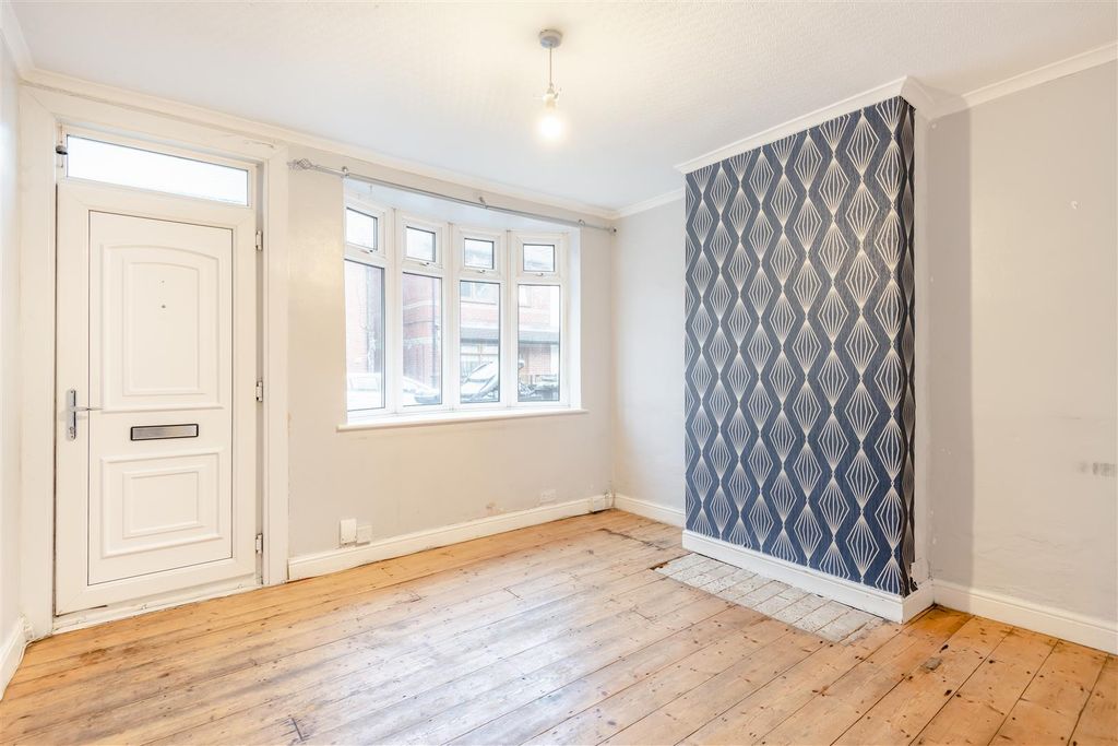 Property photo 2 of 10 8675931-Interior01.Jpg