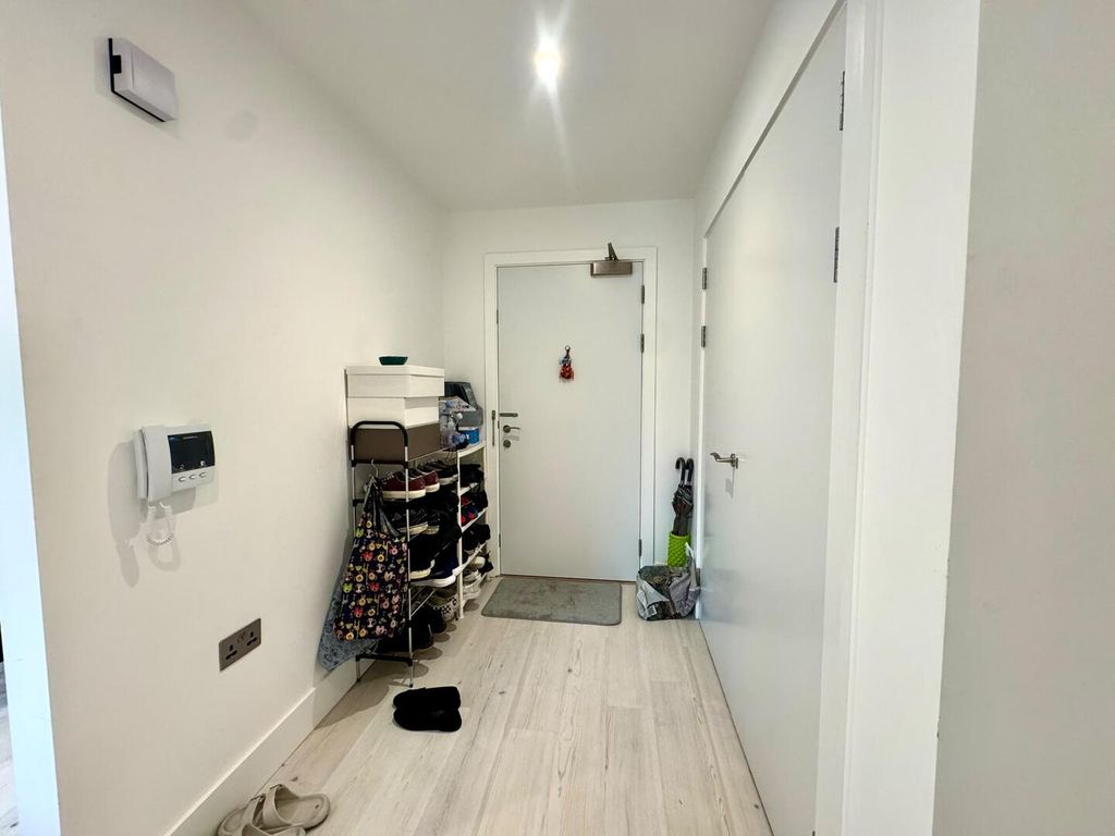 Property photo 2 of 11 Hallway
