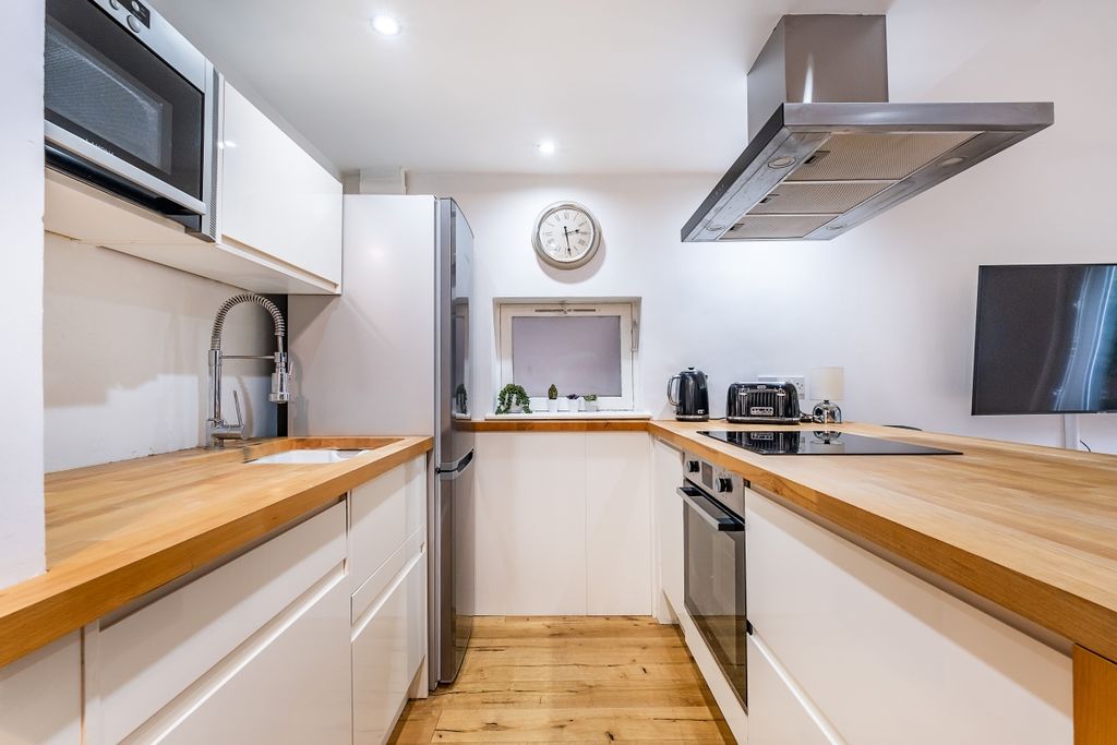 Property photo 2 of 11 2