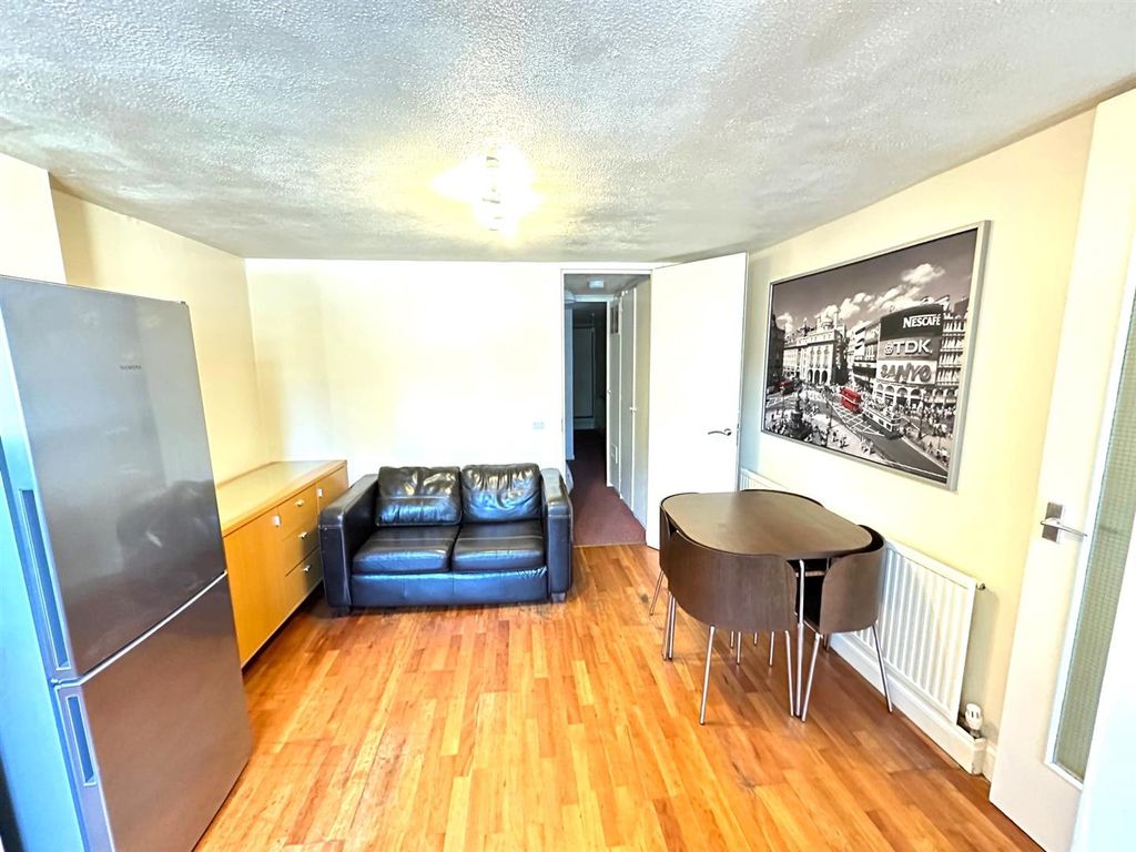Property photo 3 of 12 14 liv.Jpg