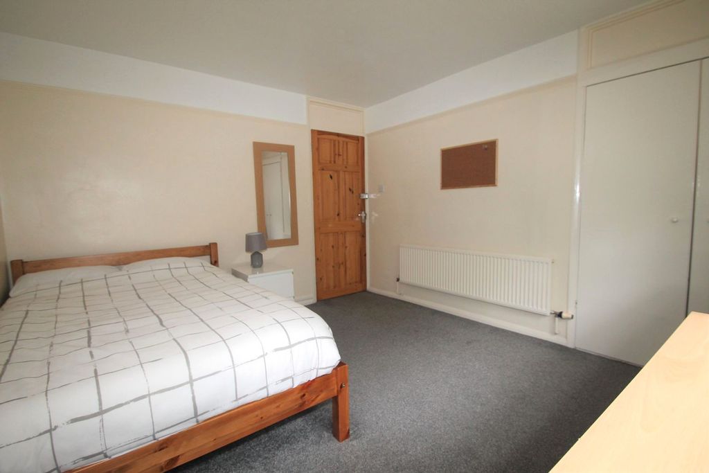 Property photo 3 of 7 Bedroom 1