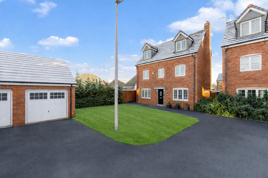 Property photo 1 of 28