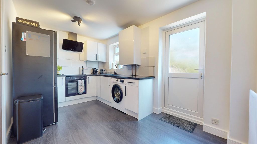 Property photo 3 of 14 4369092