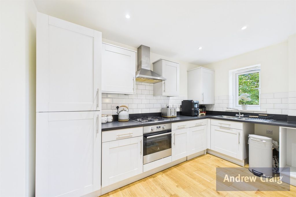 Property photo 3 of 9 Kitchen
