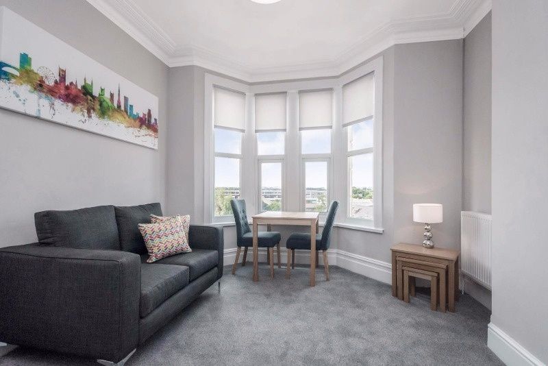 Property photo 2 of 10 Bright, Stylish Living Room With A Bay Window, Neu...