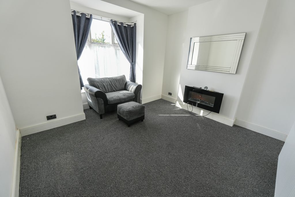Property photo 3 of 16 Lounge
