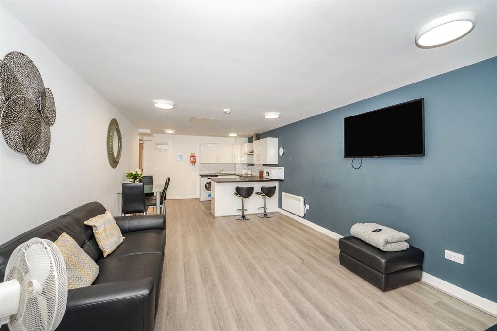 Property photo 3 of 14 Lounge