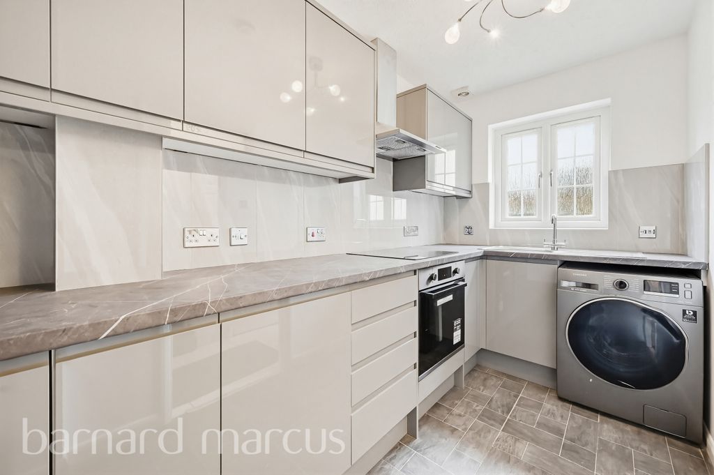 Property photo 2 of 8 Kitchen