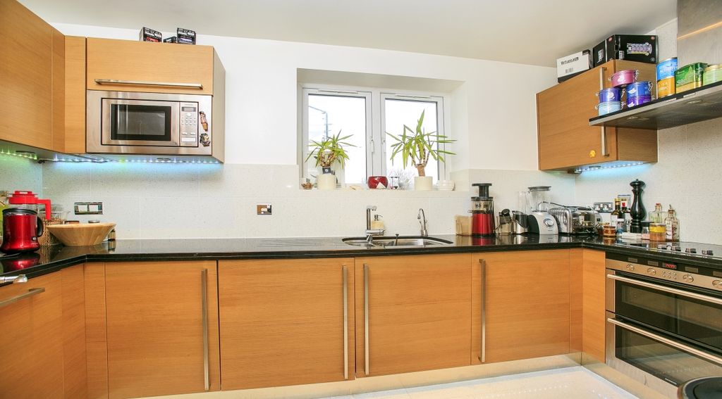 Property photo 3 of 10 32 Earls House Pic5