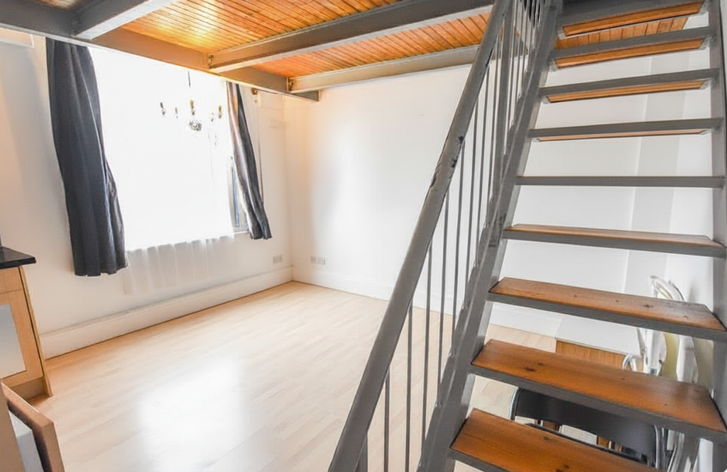 Property photo 3 of 11 Stairs